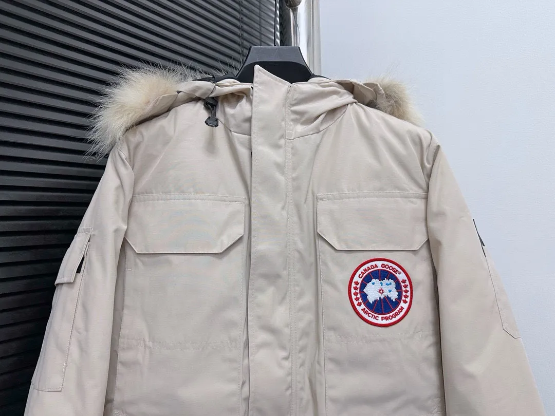 P780 Top Purchasing Version (Wolf Hair Optional) 🇨🇦CANADA GOOES 24 new models 08 models/couple models Factory direct supply: supplying global purchasing agents, micro-business, entities, Tmall, high-end stalls and studio cooperation, free shipping! Canada Goose Expedition Parka 2008 is the same style for men and women. It is mid-length and the most timeless classic. All Arctic and Antarctic scientific expedition teams choose Canada Goose as their cold-proof equipment. It is the Rolls-Royce of down jackets. ➖ Industry-leading anti-counterfeiting chip sensing. ➖ Imported Behringer embroidery machines and customized embroidery labels, the highest level and industry leading. ➖ Imported Korean 21-count polyester-cotton blended original fabric, TC85 waterproof coated fabric, water-repellent, windproof and wear-resistant. ➖ The new national standard 80 white duck down is filled with an average of 520 grams of down. The amount of down filled is industry-leading. ➖ 100% nylon lining with double double-layer sealing design to prevent velvet running, and seamless thread design on the cuffs! ➖ Western Canadian Green Wolf Collar. ➖ Yoshida YKK provides original factory-customized electroplated sliders. YKK two-way lockable zippers are tight and smooth and do not peel off paint. ➖ 3M composite Velcro is durable and the accessories and hardware are all custom-made. Note: Our copywriting is only simple and clear. Instead of bragging about the copywriting, it is better to compare and understand with samples. Only for the purest goose, the most dedicated, the most professional, the highest quality, the highest cost performance!  Size:XS-XXL